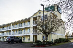 Exterior - HomeTowne Studios by Red Roof Salem, OR (Salem)