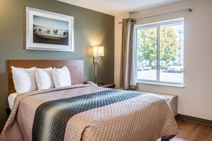 Standard Studio, 1 Queen Bed | Blackout curtains, free WiFi, bed sheets - HomeTowne Studios by Red Roof Salem, OR (Salem)