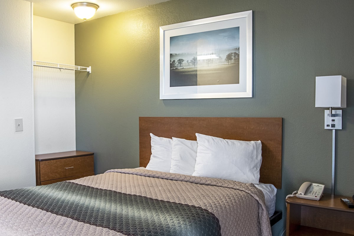 Studio, 1 Queen Bed, Non Smoking | Blackout drapes, WiFi (free), bed sheets