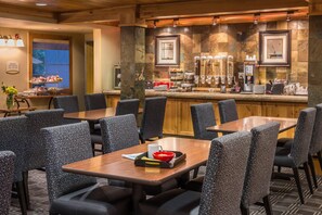 Buffet déjeuner gratuit tous les jours