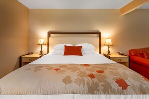 Escritorio, cortinas opacas, tabla de planchar con plancha
