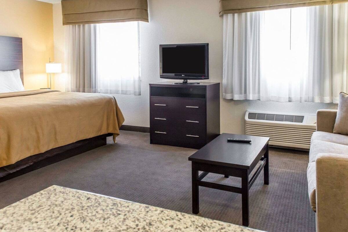 Skrivbord, mörkläggningsgardiner, strykjärn/strykbräda och gratis wi-fi