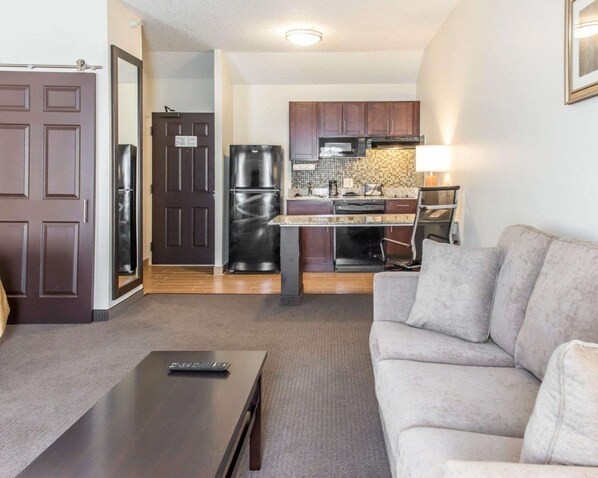 Desk, blackout curtains, iron/ironing board, free WiFi - MainStay Suites Pittsburgh Airport (Pittsburgh)