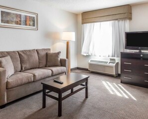 Desk, blackout curtains, iron/ironing board, free WiFi - MainStay Suites Pittsburgh Airport (Pittsburgh)