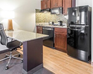 Desk, blackout curtains, iron/ironing board, free WiFi - MainStay Suites Pittsburgh Airport (Pittsburgh)