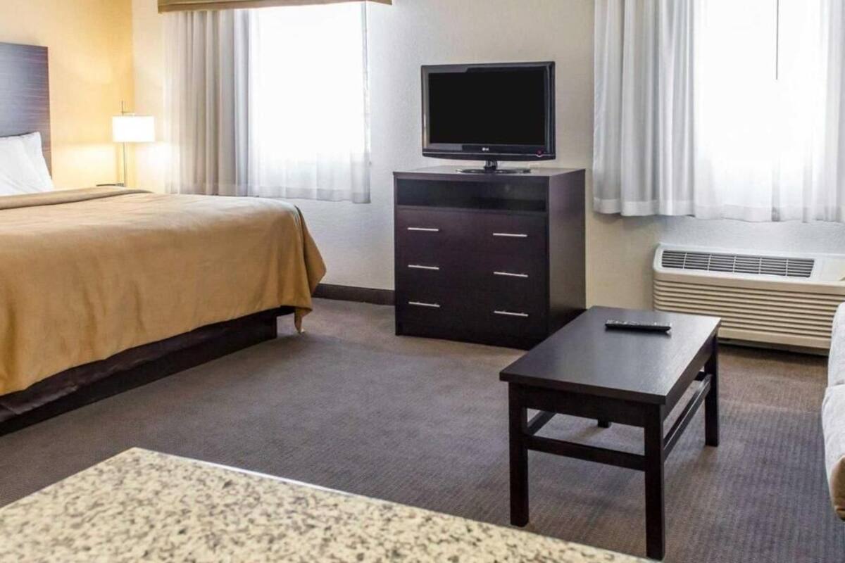 Skrivbord, mörkläggningsgardiner, strykjärn/strykbräda och gratis wi-fi