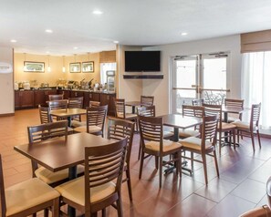 Free daily continental breakfast - MainStay Suites Pittsburgh Airport (Pittsburgh)