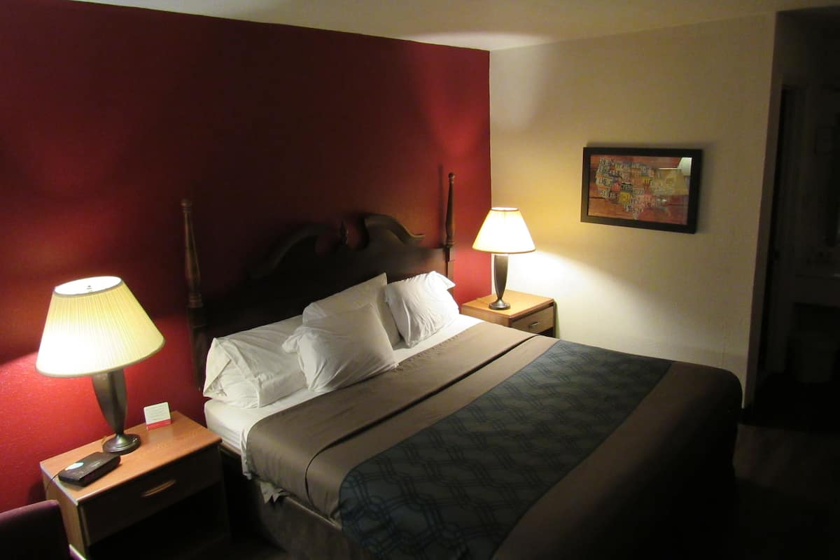 Standardzimmer, 1 Queen-Bett, Raucher | Hochwertige Bettwaren, Zimmersafe, Schreibtisch, Bügeleisen/Bügelbrett