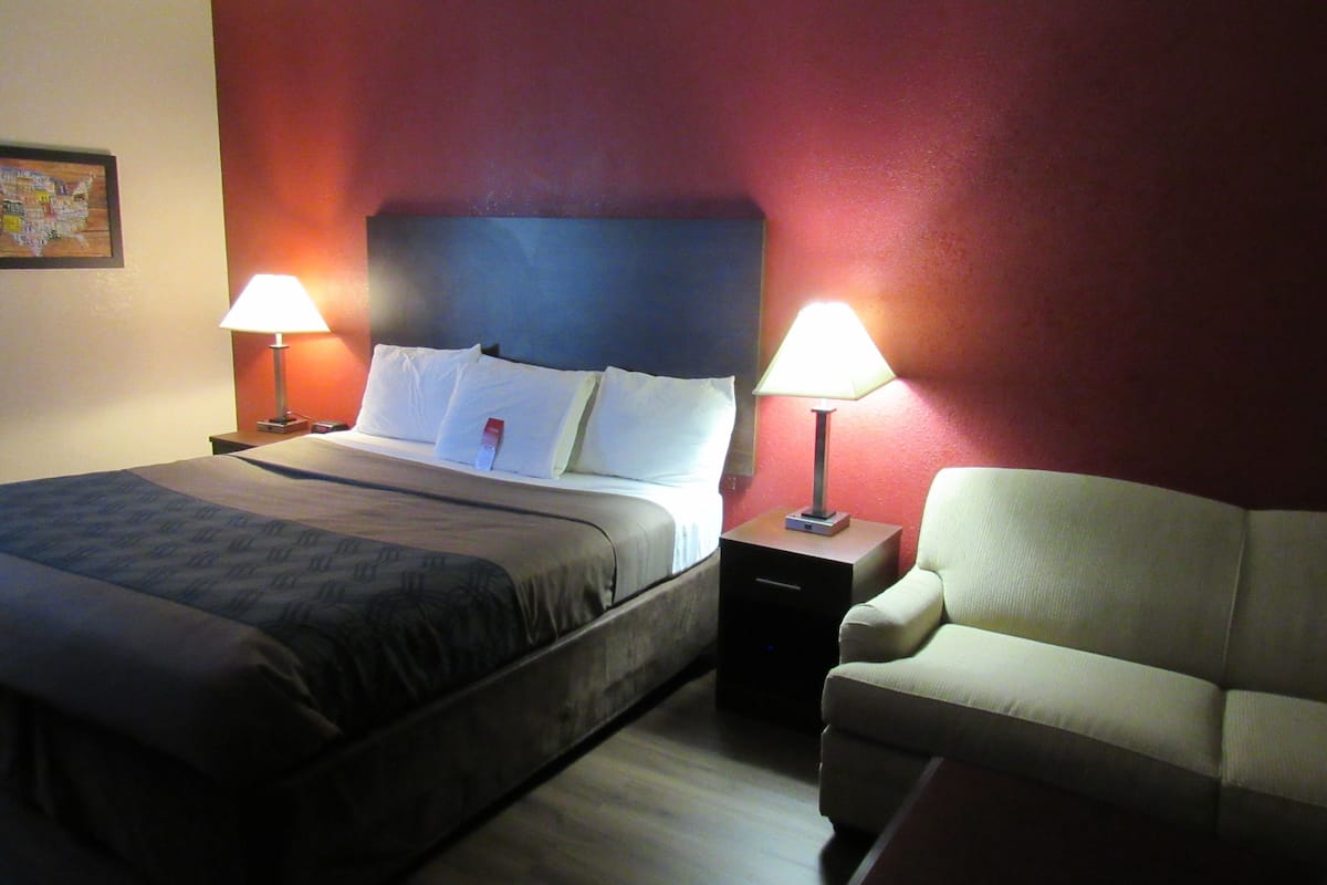 Accessible King Non-Smoking room | Hochwertige Bettwaren, Zimmersafe, Schreibtisch, Bügeleisen/Bügelbrett