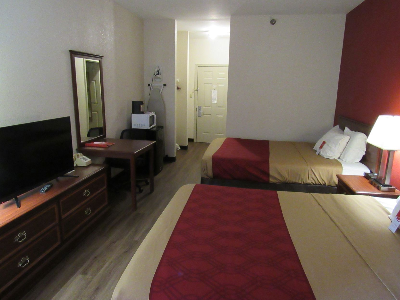 Premium bedding, in-room safe, desk, iron/ironing board