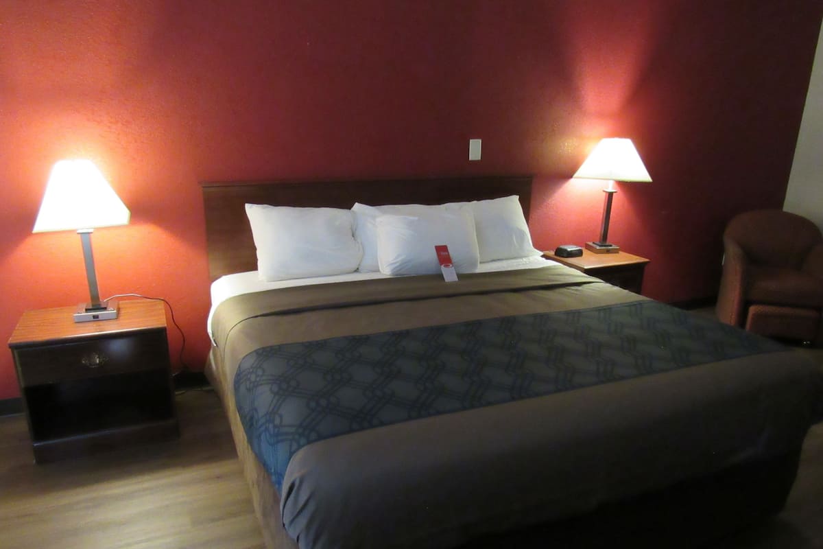 Hochwertige Bettwaren, Zimmersafe, Schreibtisch, Bügeleisen/Bügelbrett