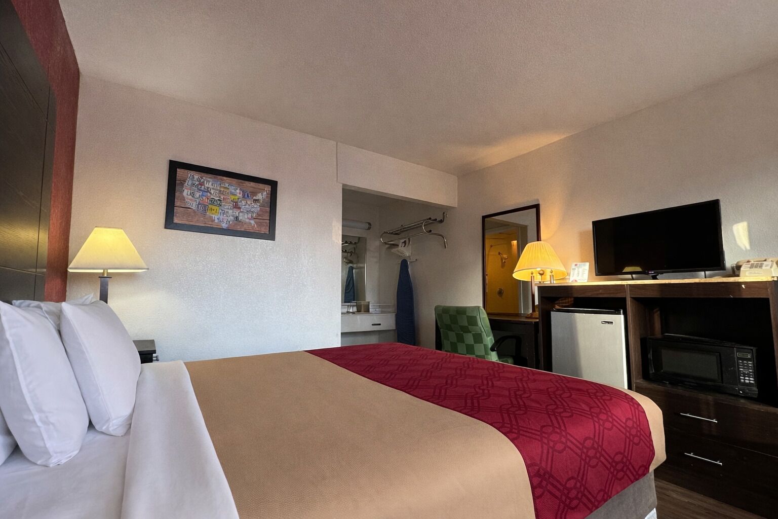 Standard Room, 1 Queen Bed, Smoking | Premium bedding, in-room safe, desk, iron/ironing board