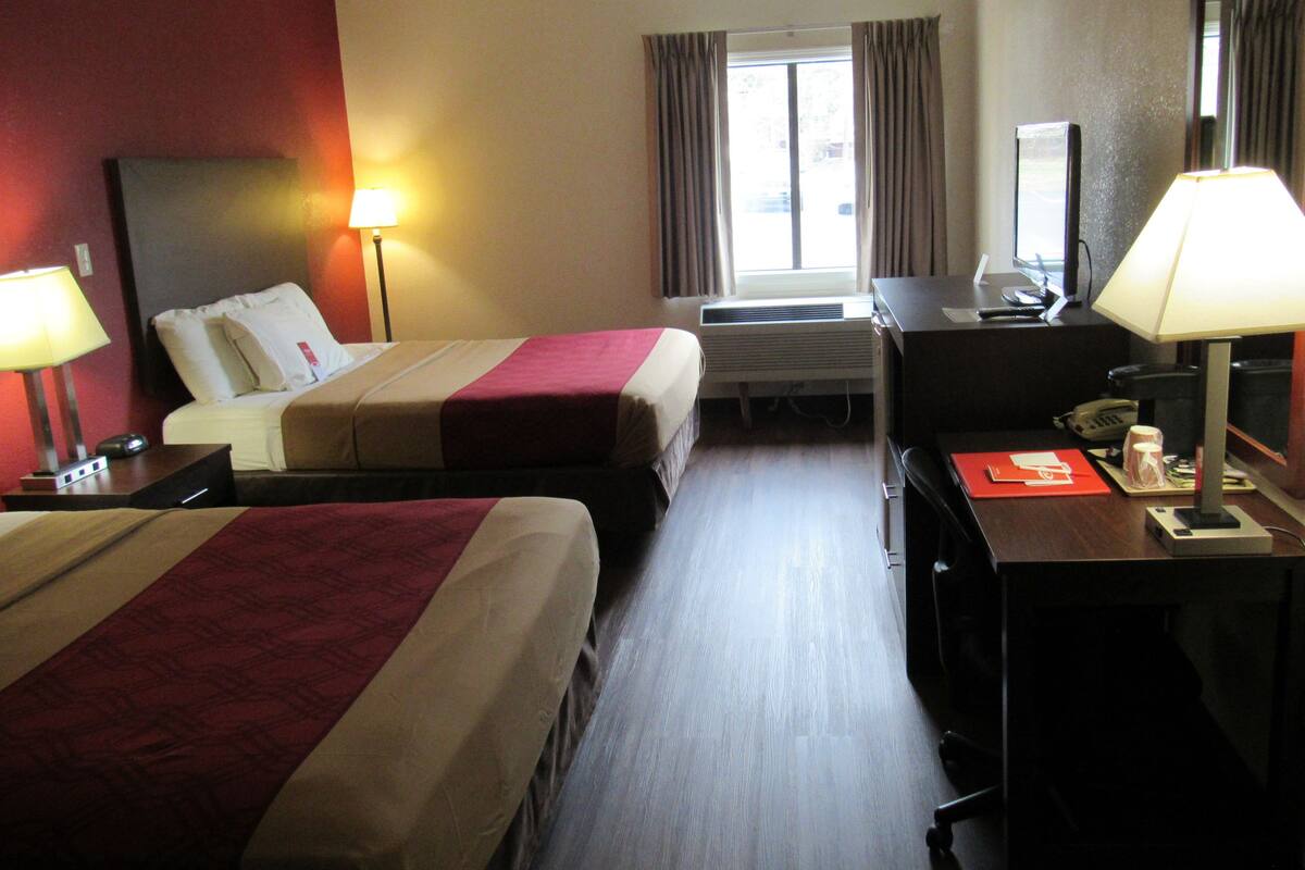 Double Queen bedded Non-Smoking room | 高档床上用品、客房内保险箱、办公桌、熨斗/熨衣板