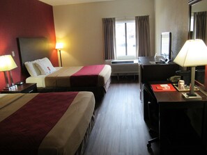 Double Queen bedded Non-Smoking room | 高級寢具、房內夾萬、書桌、熨斗/熨衫板