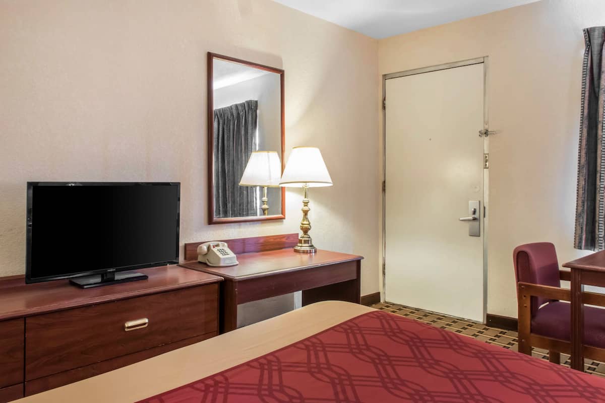 Standardzimmer, 1 Queen-Bett, Nichtraucher | Hochwertige Bettwaren, Zimmersafe, Schreibtisch, Bügeleisen/Bügelbrett