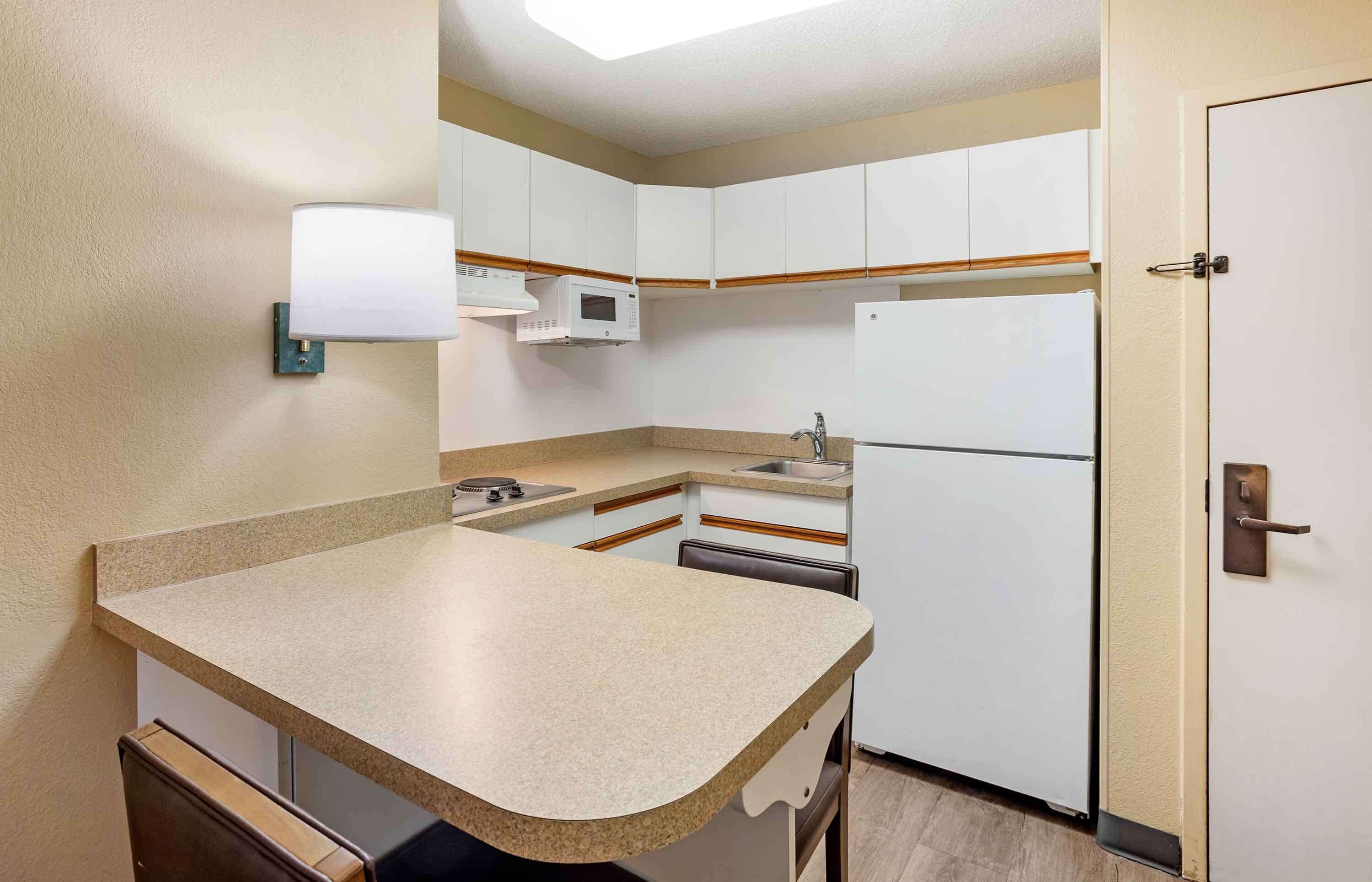 Escritorio, tabla de planchar con plancha y wifi gratis 