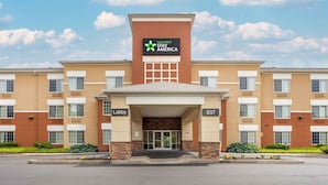 A hotel with a sign reading "extended STAY AMERICA" and a lobby entrance. - Extended Stay America Suites Philadelphia Horsham Dresher Rd (Horsham)