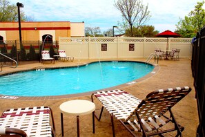 Seasonal outdoor pool - Quality Inn & Suites NJ State Capital Area (Morrisville)