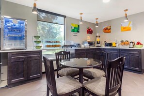 매일 뷔페 무료 아침 식사 포함