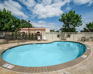 Piscine extérieure en saison