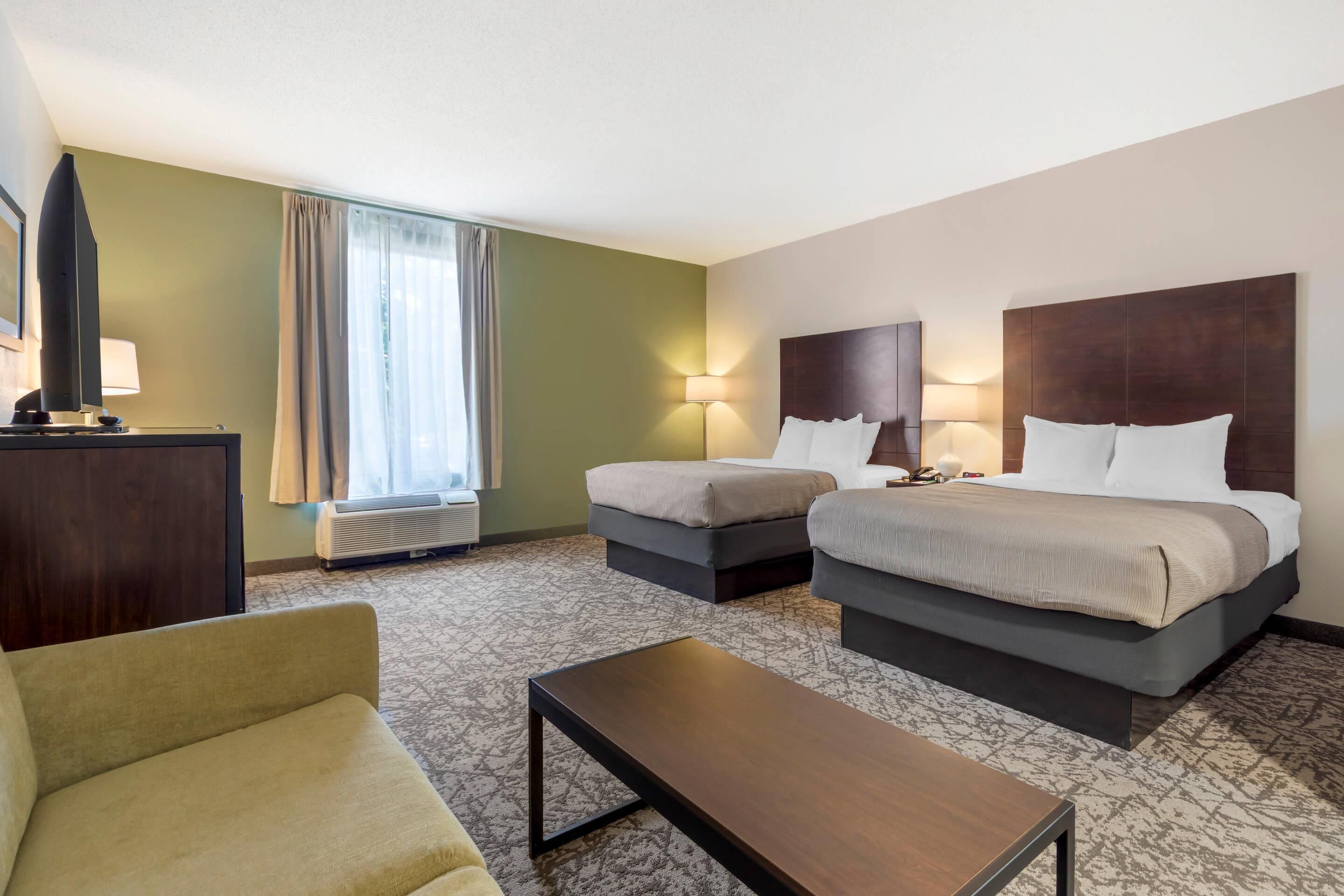 Peti besi dalam bilik, meja, langsir/tirai gelap terus 