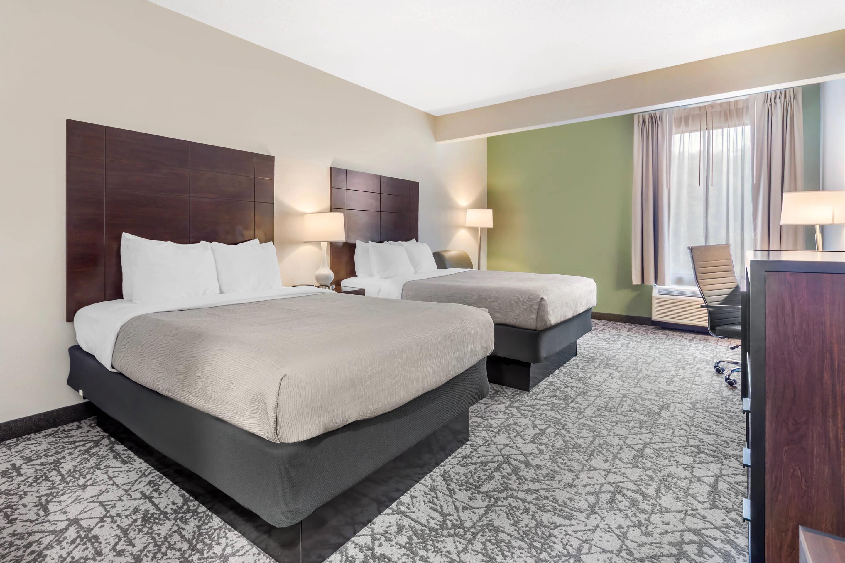 套房, 2 张大床, 无烟房 | 客房内保险箱、办公桌、遮光窗帘、熨斗/熨衣板