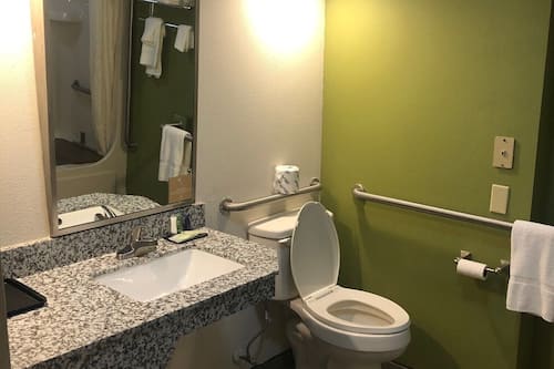 Articles de toilette (gratuits), séchoir à cheveux, peignoirs