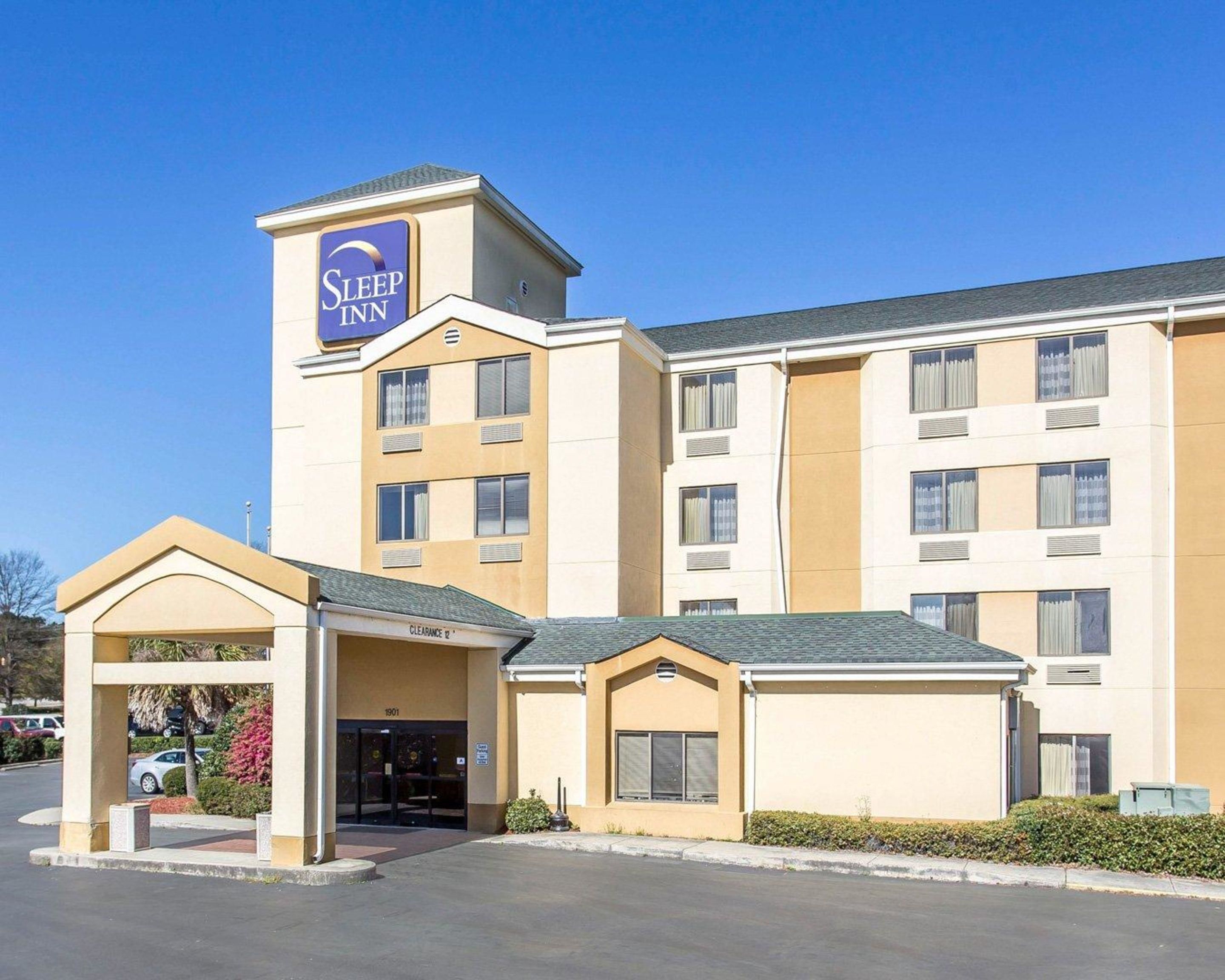 Hotel Sleep Inn com entrada acessível, área de espera coberta e estacionamento.