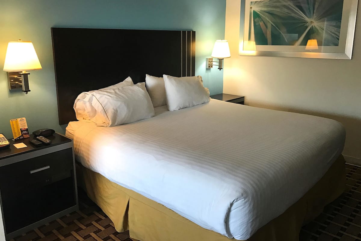 Premium bedding, desk, iron/ironing board, free rollaway beds