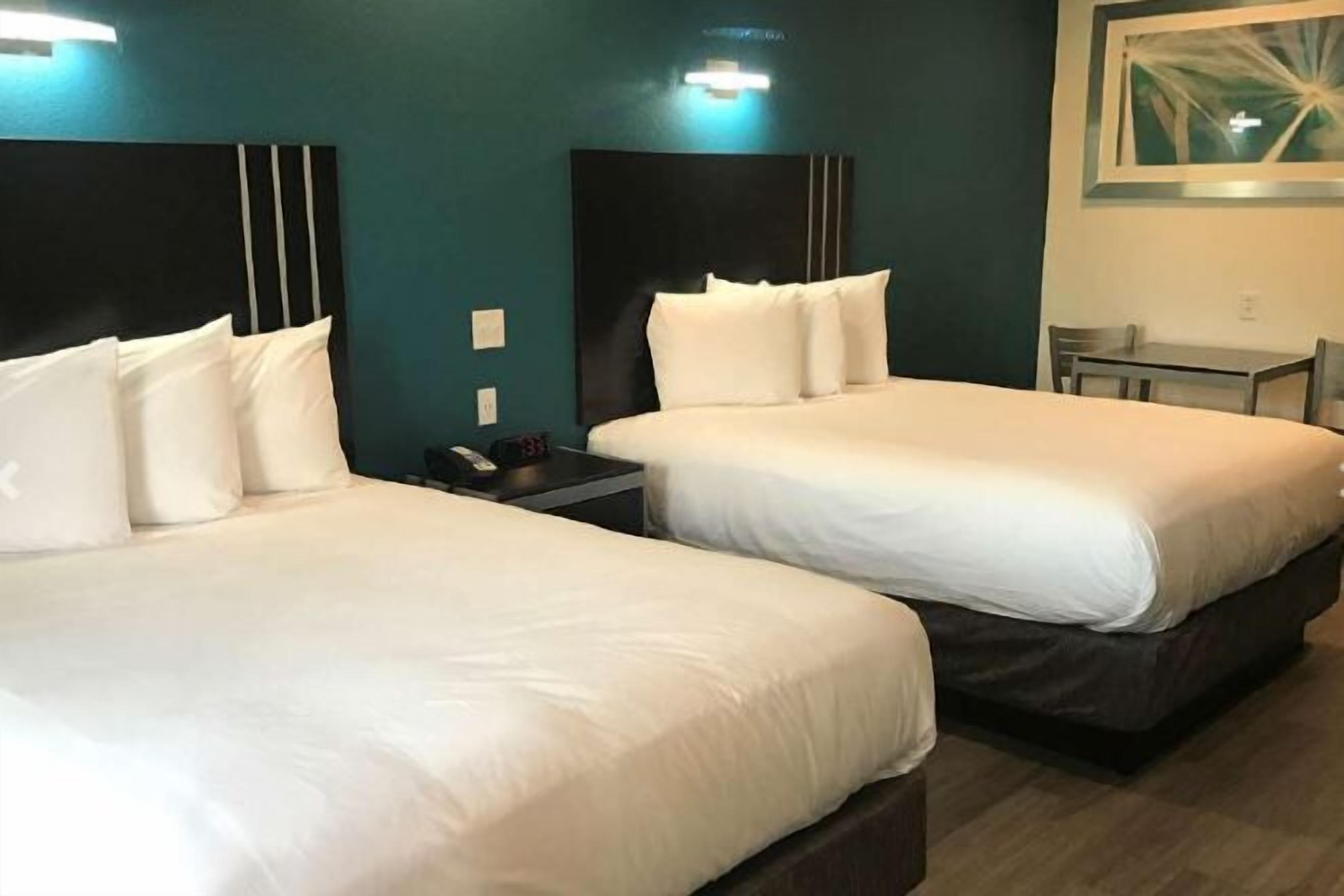 Premium bedding, desk, iron/ironing board, free rollaway beds