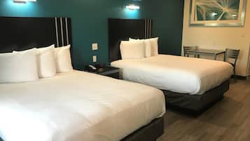 Bộ đồ giường cao cấp, bàn, bàn ủi/dụng cụ ủi quần áo