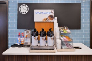 Una estación de café con un reloj, máquinas de café y un letrero que dice 'Smart Roast'.