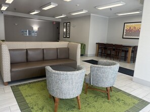 Lobby - Holiday Inn Express & Suites Sioux Falls At Empire Mall by IHG (Sioux Falls)