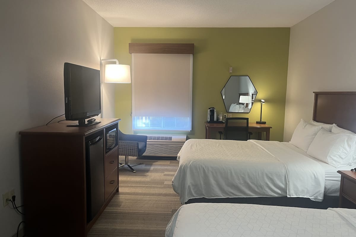 Standardzimmer, 2 Queen-Betten | Schreibtisch, Verdunkelungsvorhänge, Bügeleisen/Bügelbrett