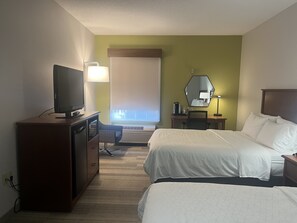 Standaard kamer, 2 queensize bedden | Een bureau, verduisterende gordijnen, een strijkplank/strijkijzer