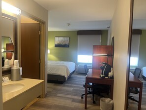 Standard Room, 1 Queen Bed | Desk, blackout drapes, iron/ironing board, free WiFi