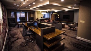 A modern office space with cubicles, a reception desk, and a seating area. - Courtyard by Marriott Memphis East/Bill Morris Parkway (Memphis)