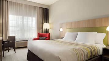 Skrivebord, blendingsgardiner, strykejern/-brett og wi-fi (inkludert)