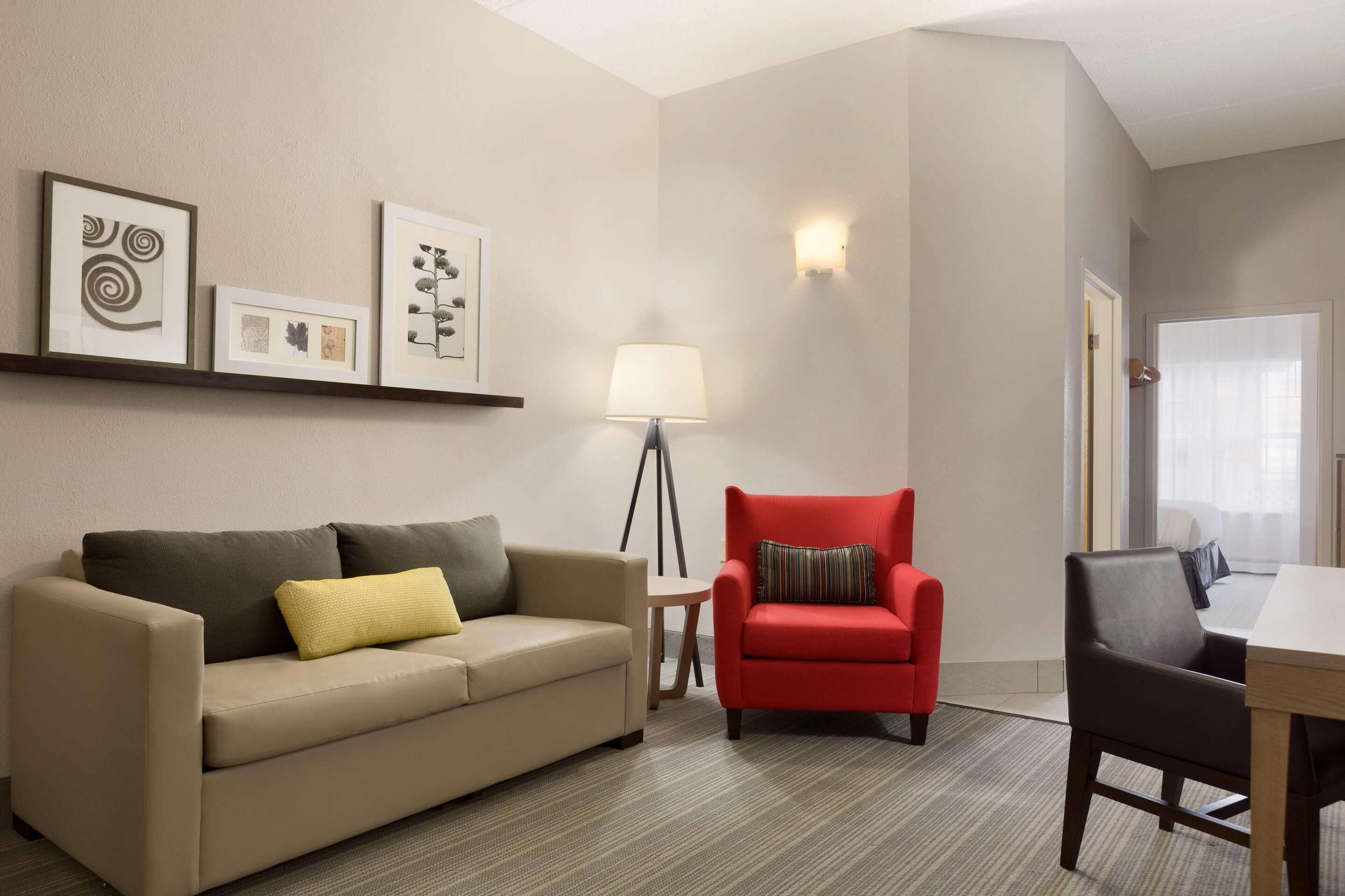 Skrivebord, blendingsgardiner, strykejern/-brett og wi-fi (inkludert)