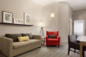 Escrivaninha, cortinas blackout, ferros/tábuas de passar roupa