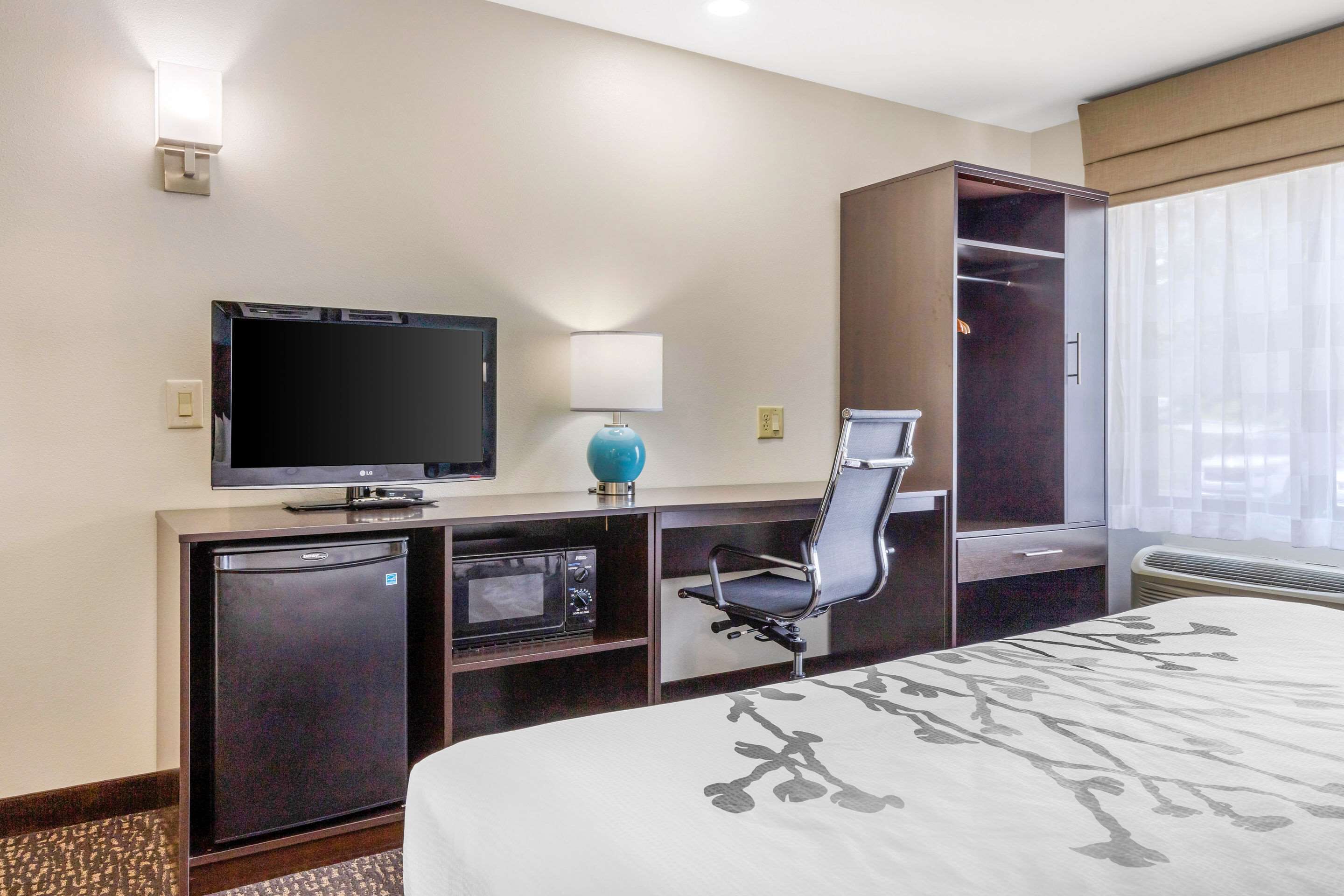 standard room, 1 king bed, non smoking | desk, laptop workspace, iron/ironing board, free cots/infant beds