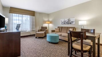 Suite, 1 kingsize bed, niet-roken | Een bureau, een laptopwerkplek, een strijkplank/strijkijzer