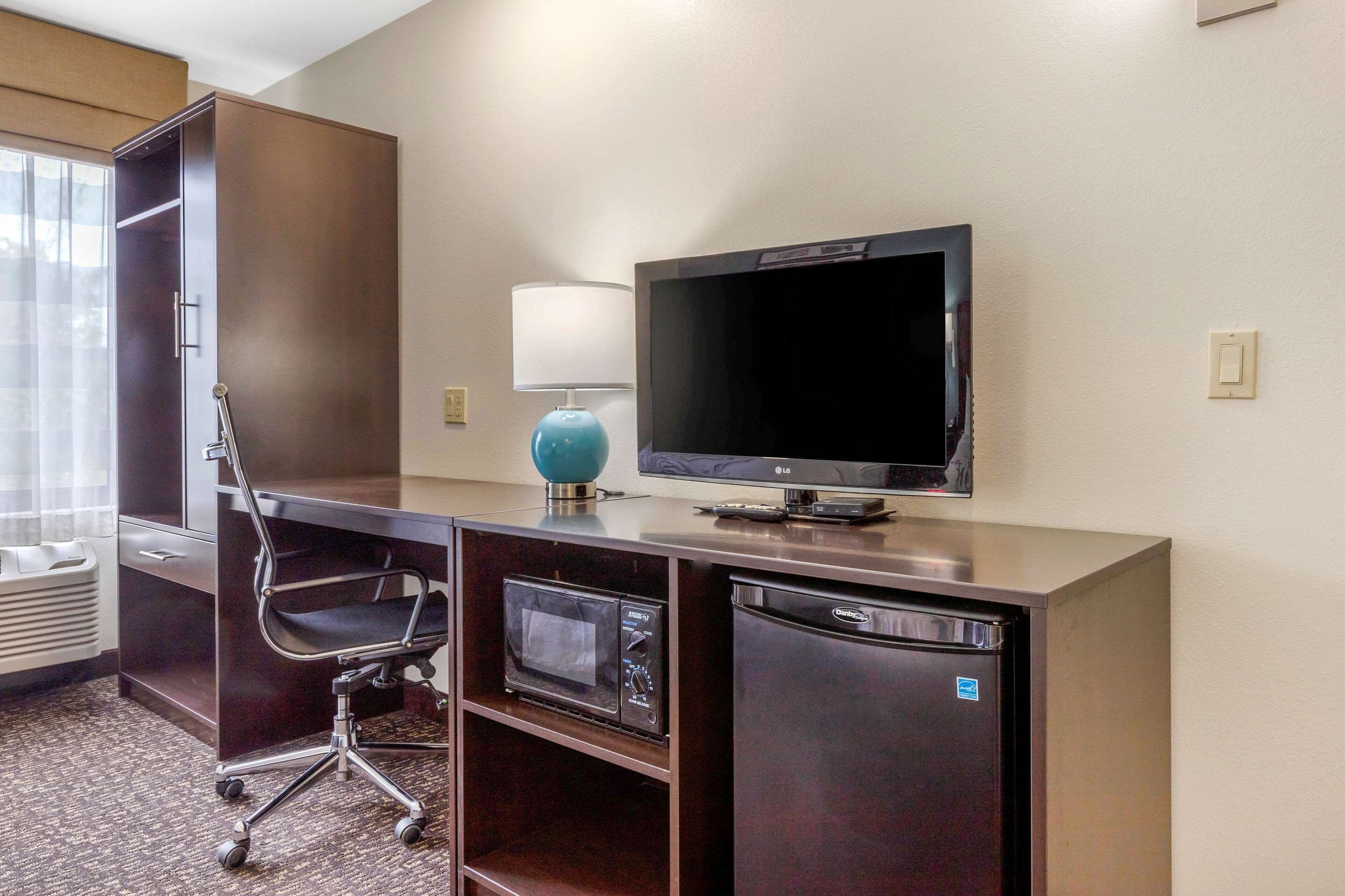 standard room, 2 double beds, non smoking | desk, laptop workspace, iron/ironing board, free cots/infant beds