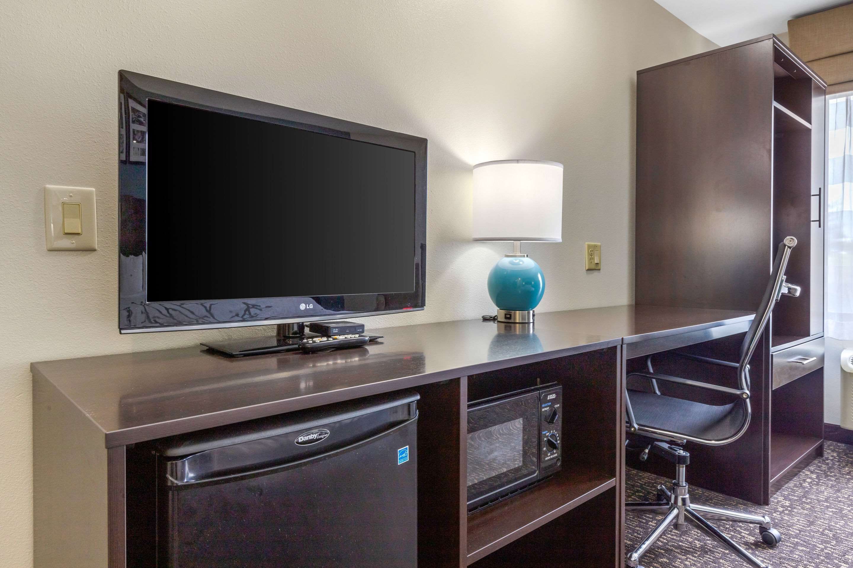 standard room, 1 king bed, non smoking | desk, laptop workspace, iron/ironing board, free cots/infant beds