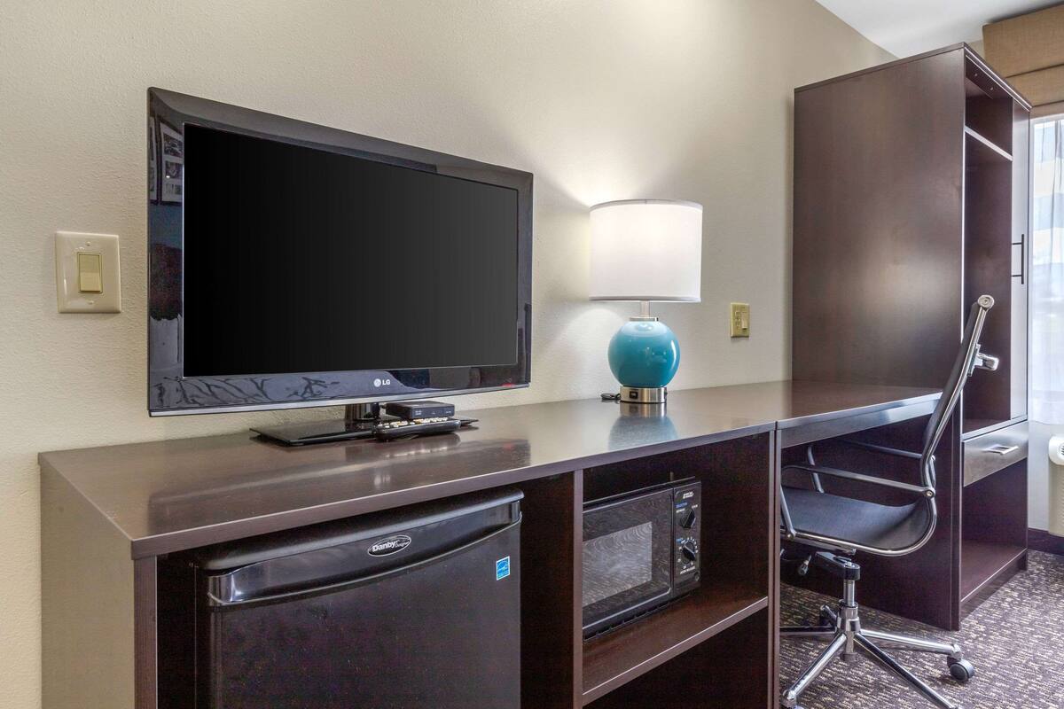 standard room, 1 king bed, non smoking | desk, laptop workspace, iron/ironing board, free cots/infant beds