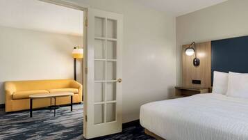 Executive Room, 1 King Bed, Non Smoking | Pillowtop beds, desk, blackout drapes, iron/ironing board