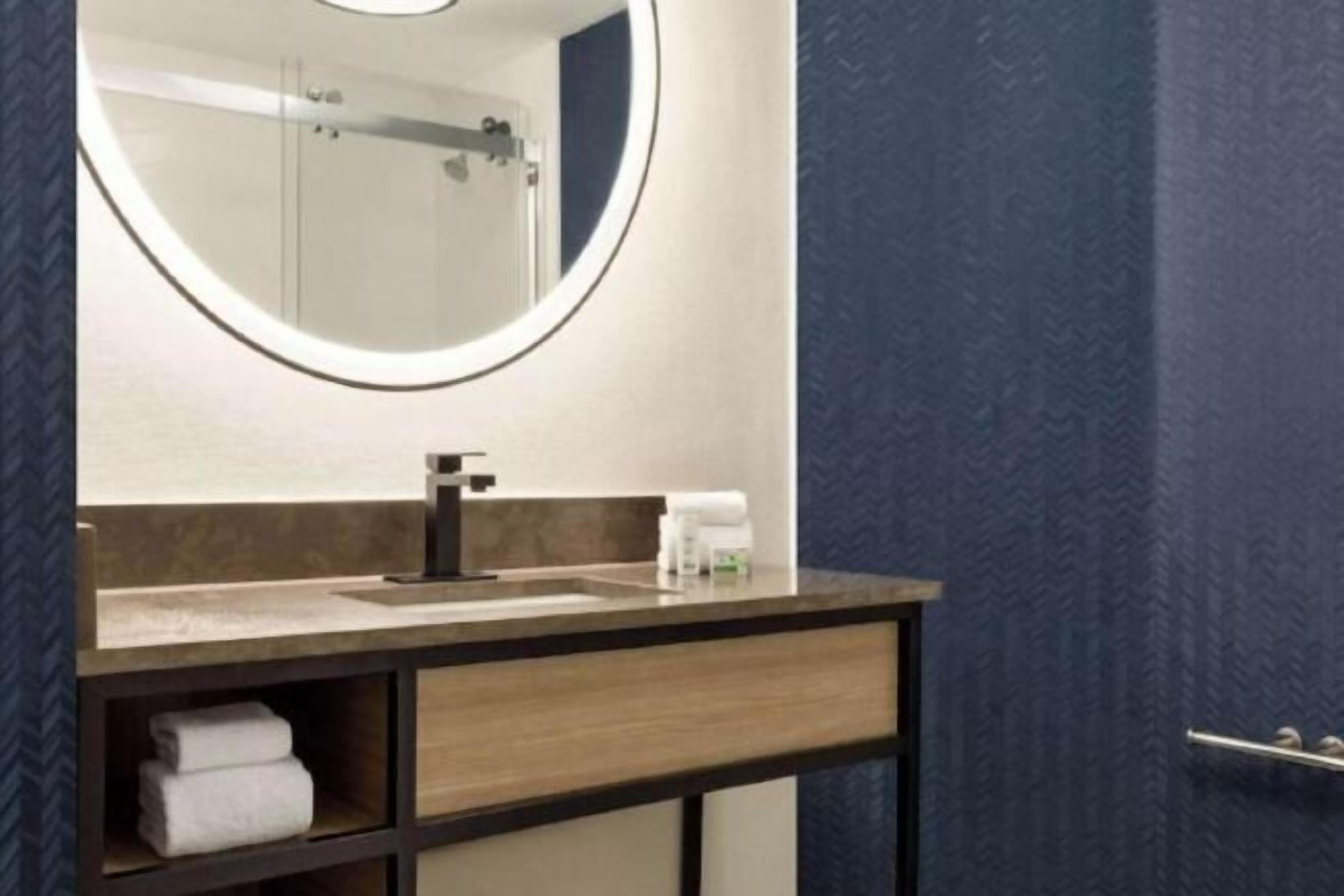 Een bad/douchecombinatie, gratis toiletartikelen, een haardroger