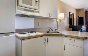 Frigorífico grande, microondas, placa de cocina y cafetera o tetera