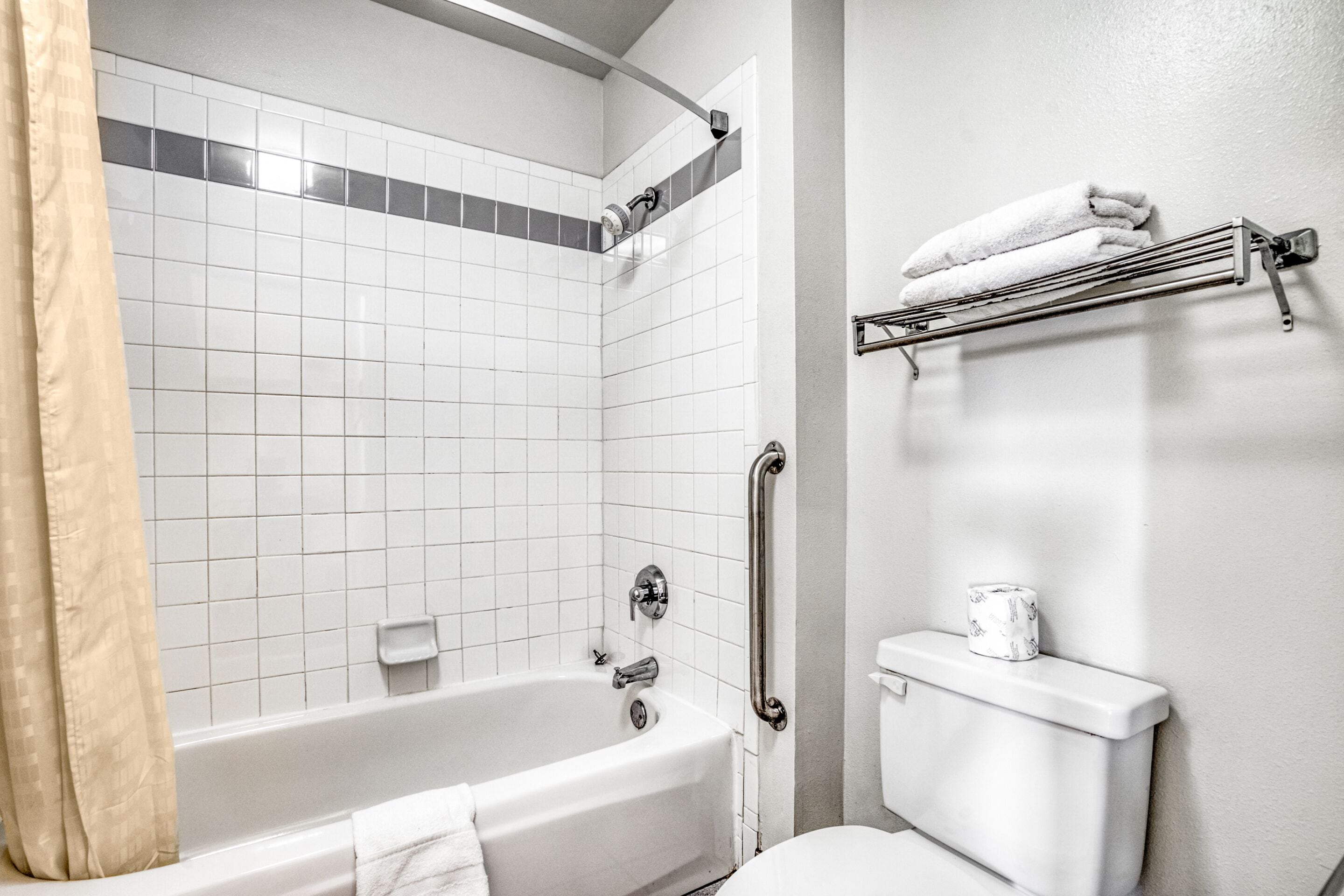 Chambre, 1 très grand lit, accessible aux personnes à mobilité réduite | Salle de bain | Articles de toilette gratuits, sèche-cheveux, serviettes fournies