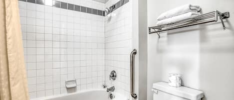 Chambre, 1 trÚs grand lit, accessible aux personnes à mobilité réduite | Salle de bain